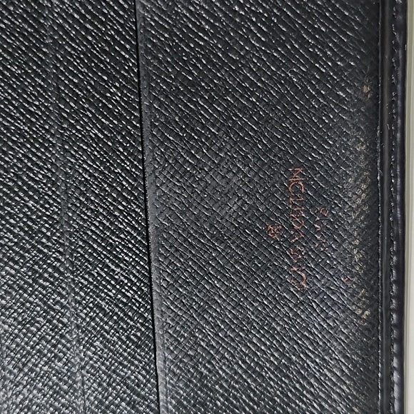 LOUIS VUITTON Small Black Epi Wallet - Picture 3 of 12